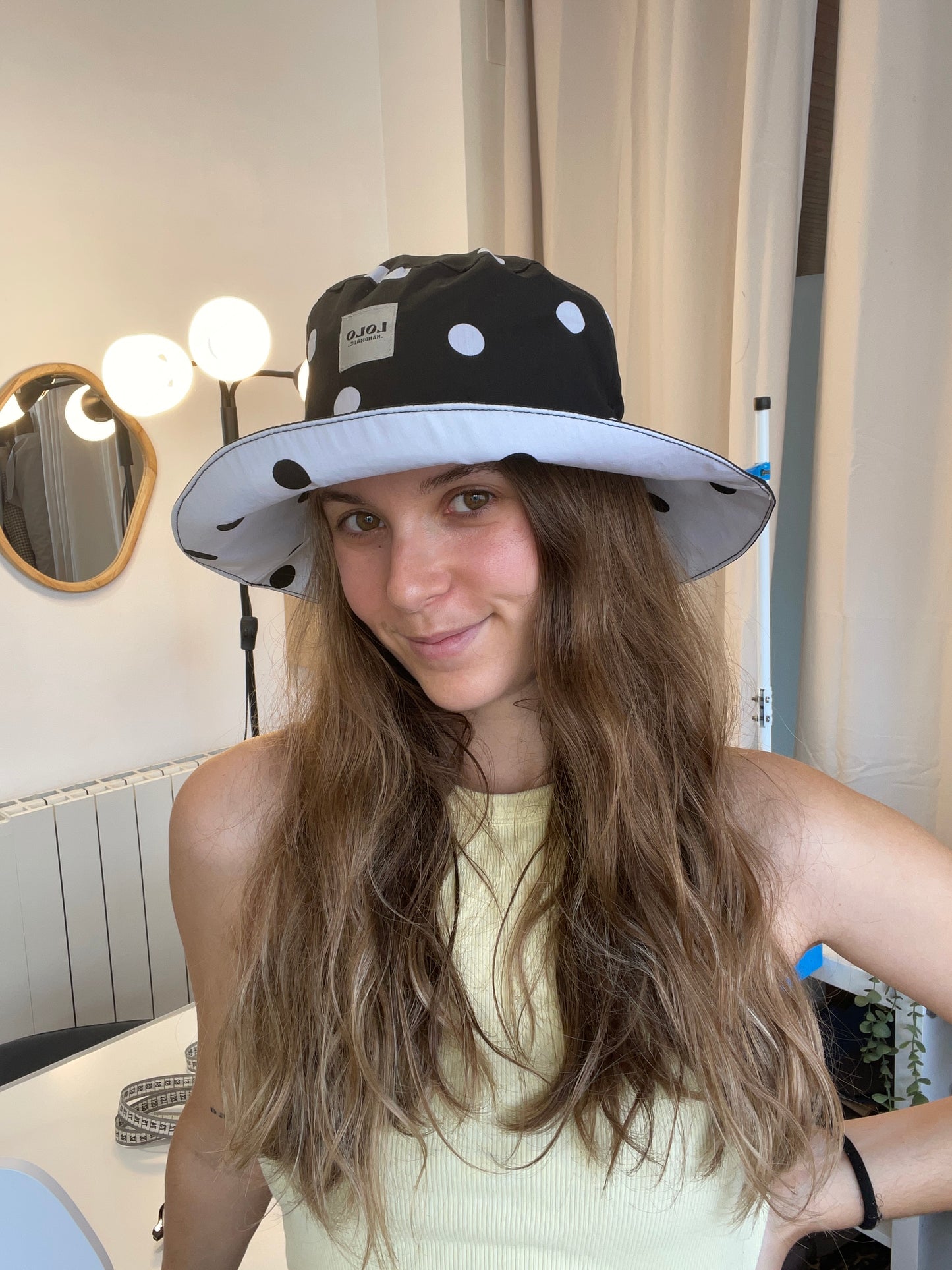 Bucket hat lunares