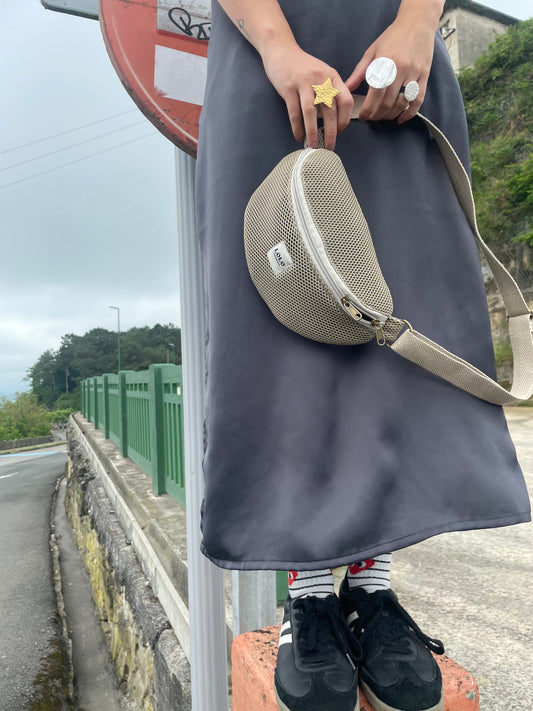 Riñonera taupe malla 3D