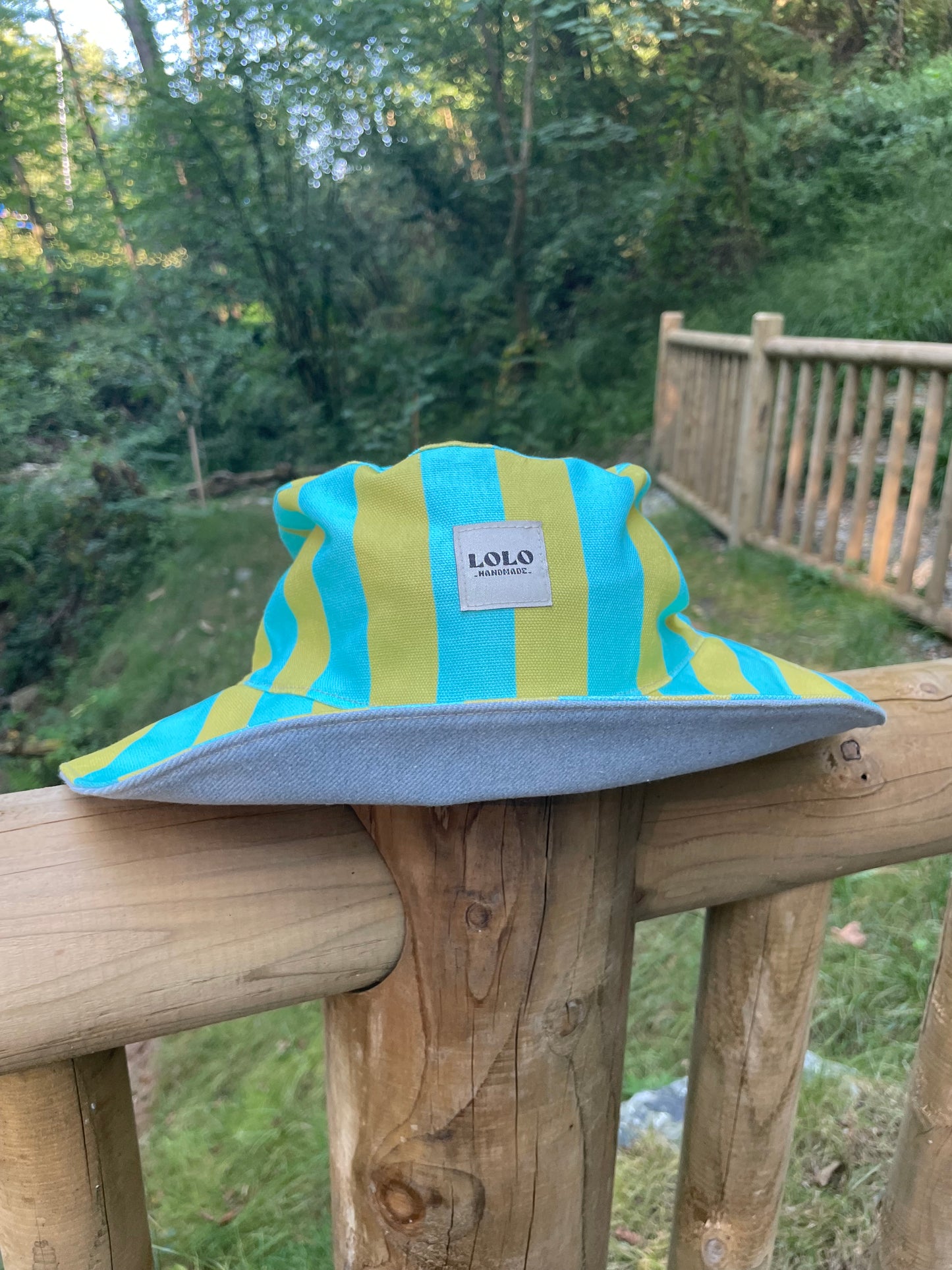 Bucket hat azul y pistacho