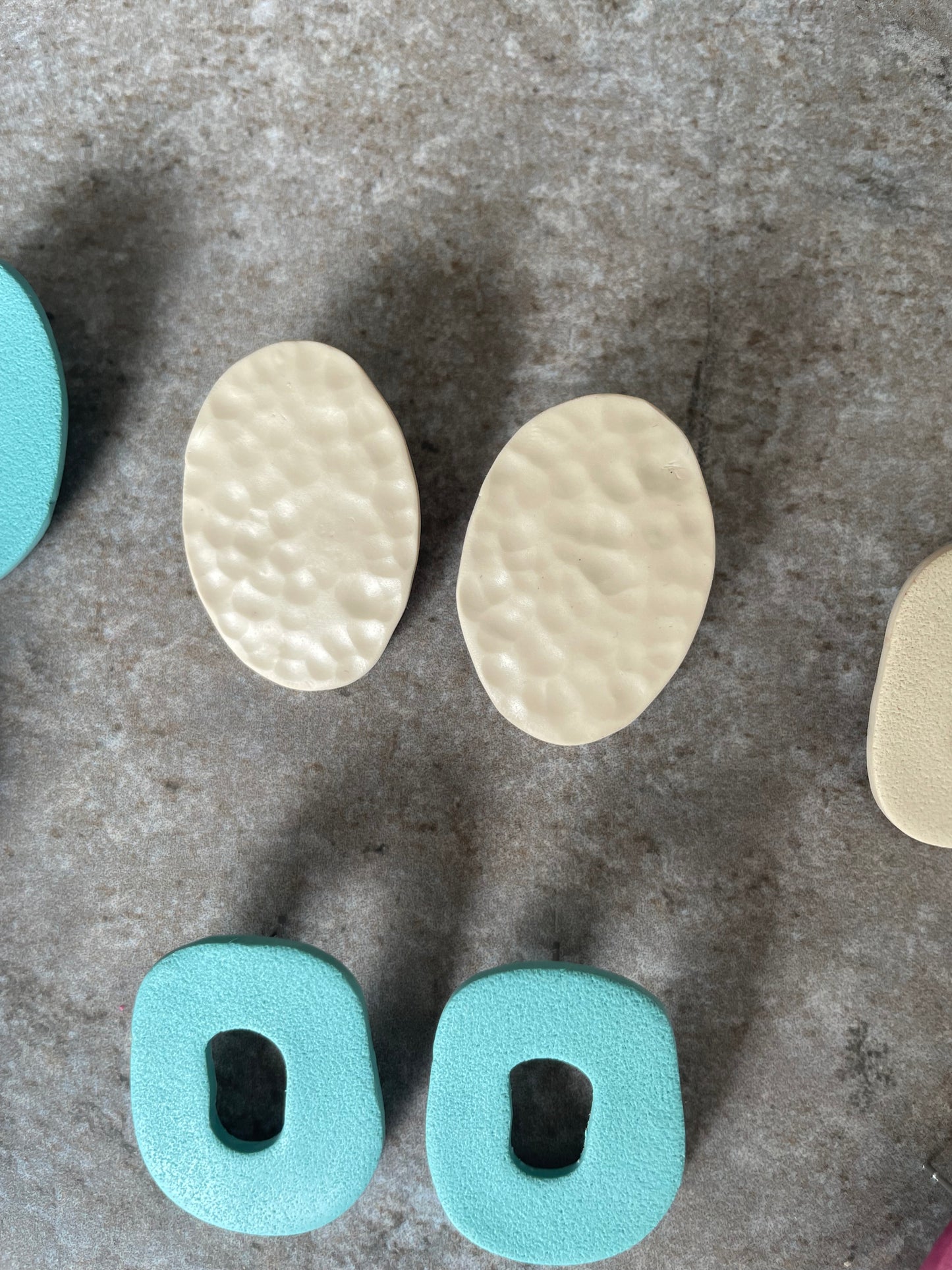 Óvalo beige efecto granulado