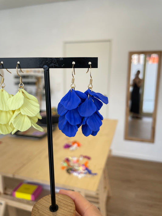 Hojitas azul eléctrico