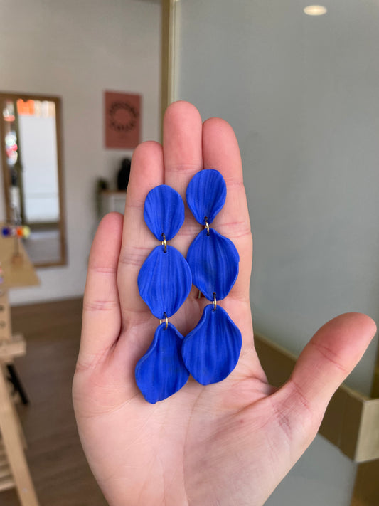 3 hojas azul eléctrico