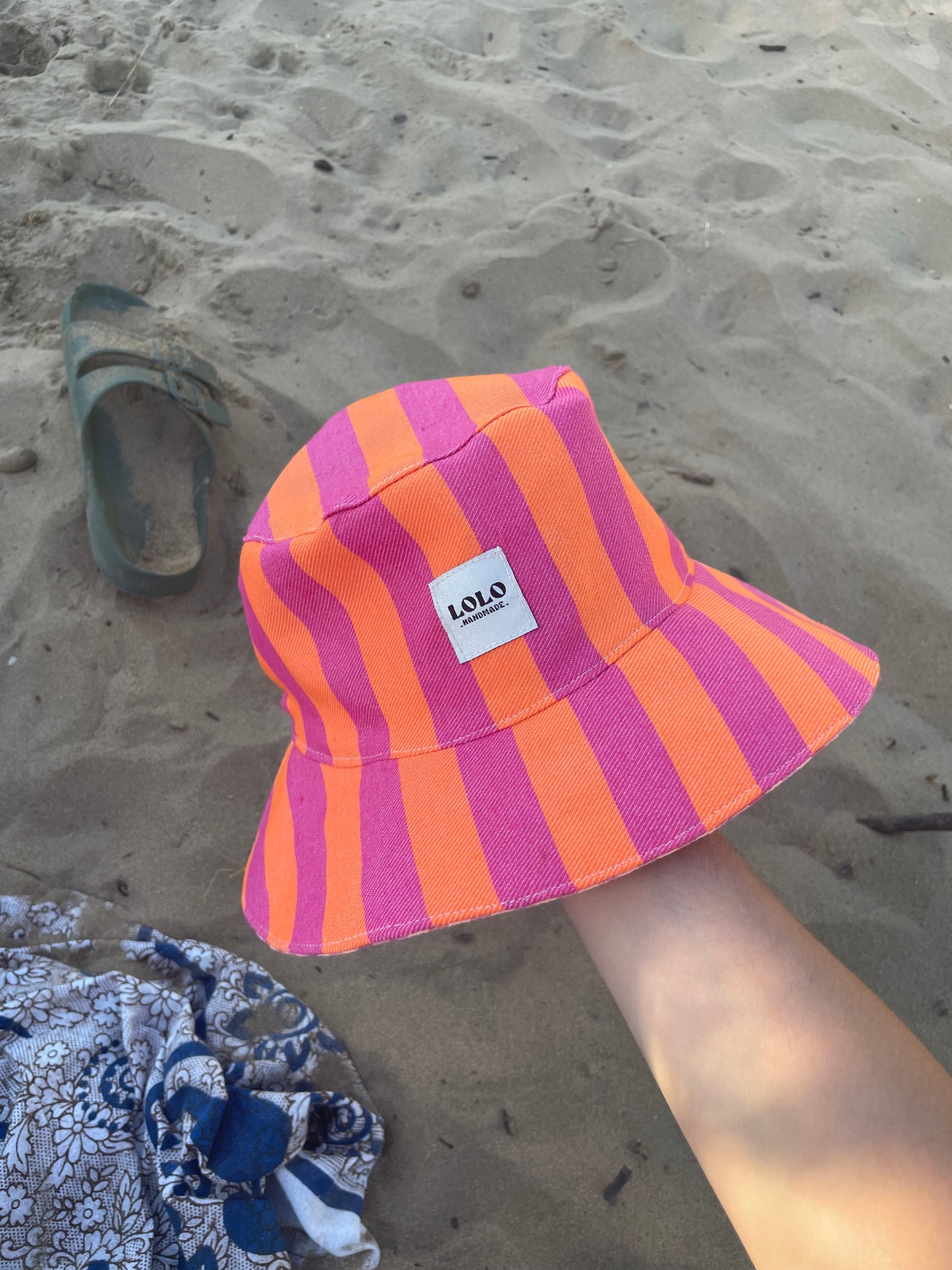 Bucket hat rayas rosa y naranja