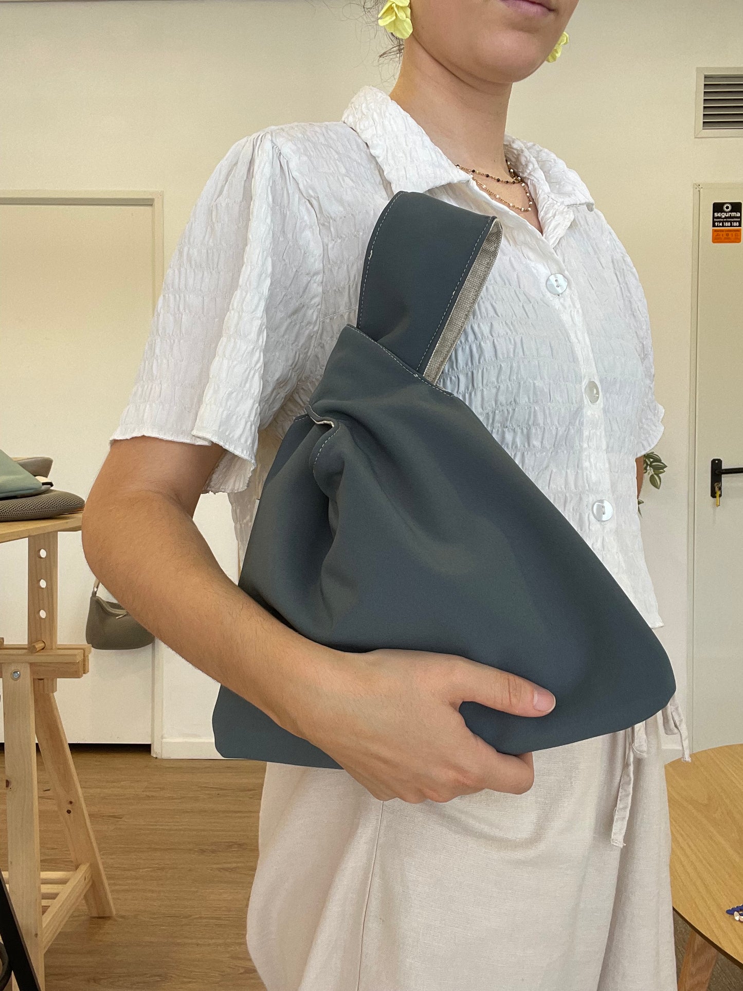 Bolso nudo impermeable azul grisáceo