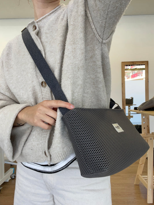 Bolso rectangular malla 3D total gris oscuro