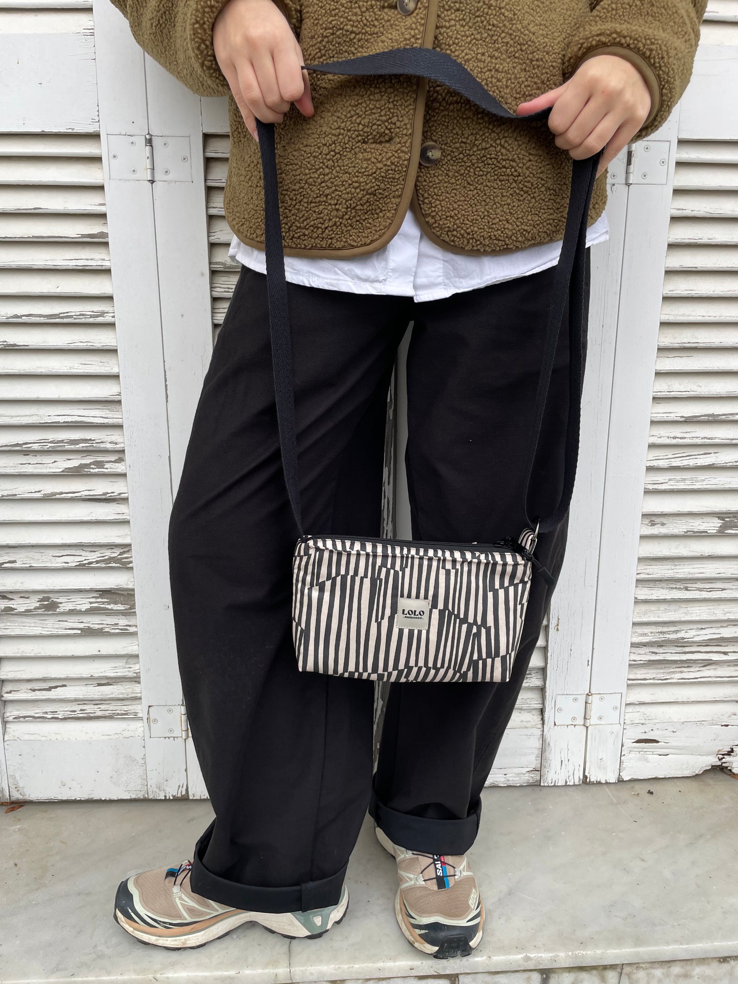 Bolso pocket líneas negro y beige impermeable