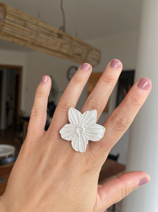 Anillo flor blanco metalizado