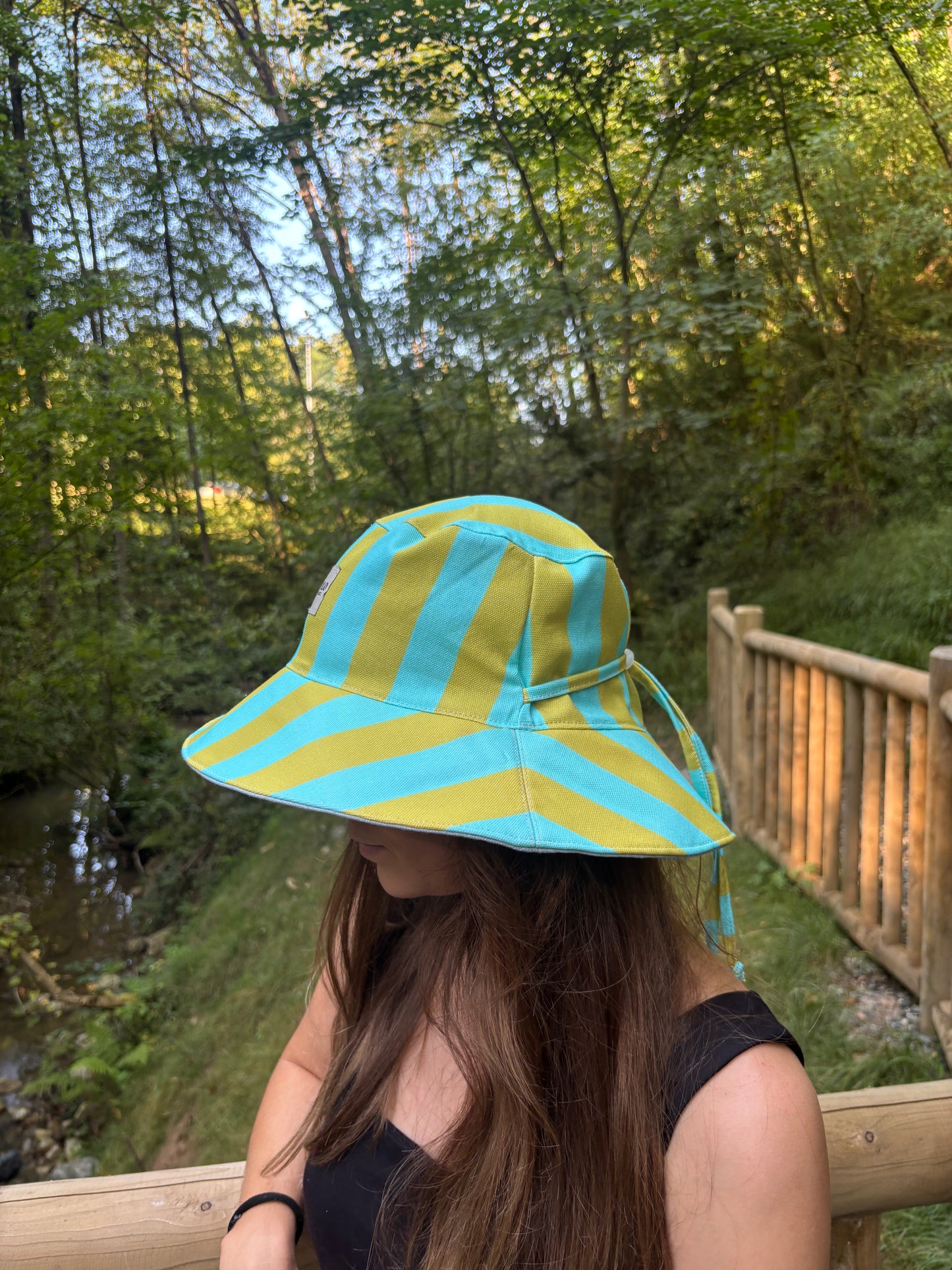 Bucket hat azul y pistacho