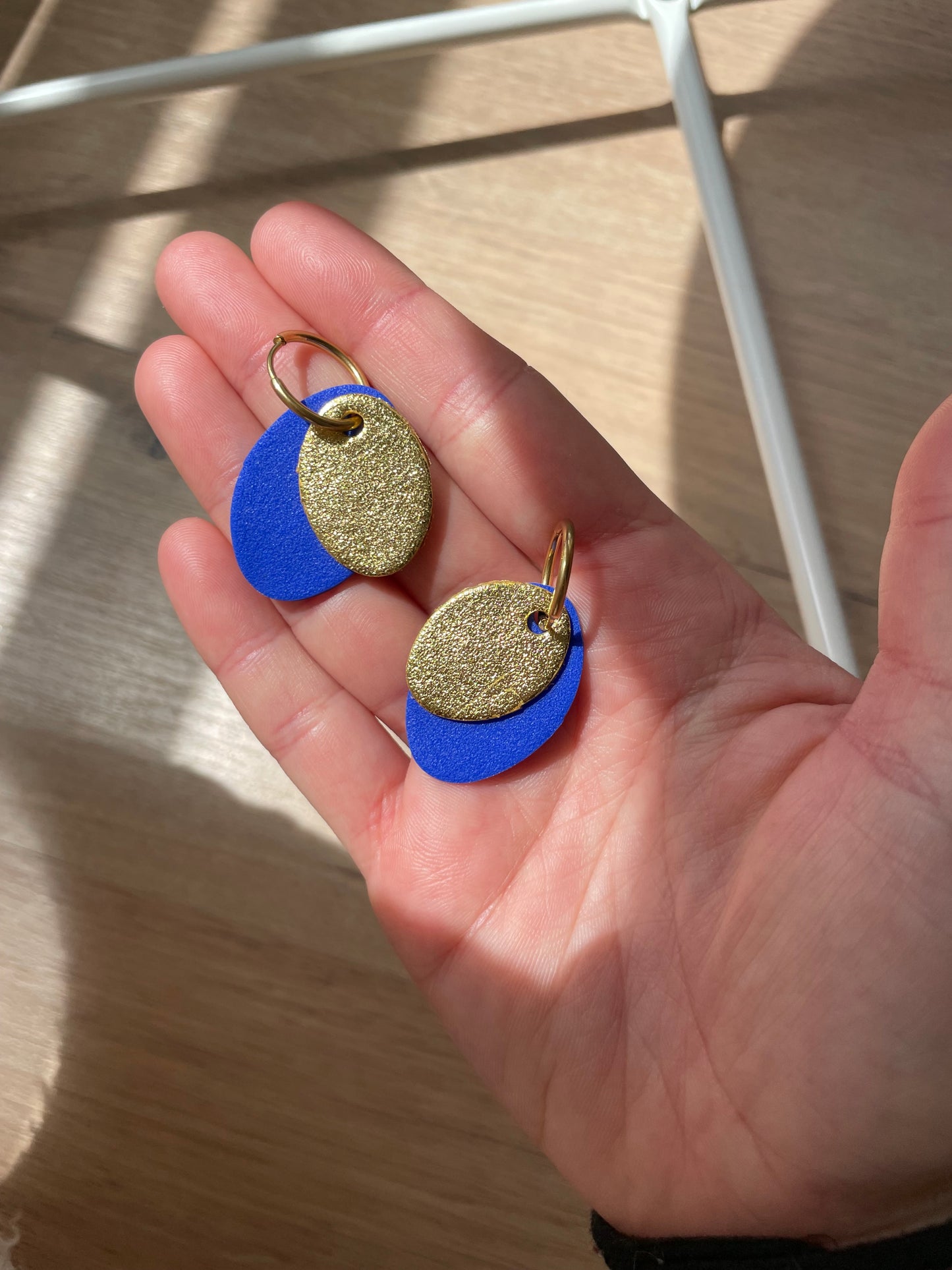 Óvalo dúo azul eléctrico y dorado