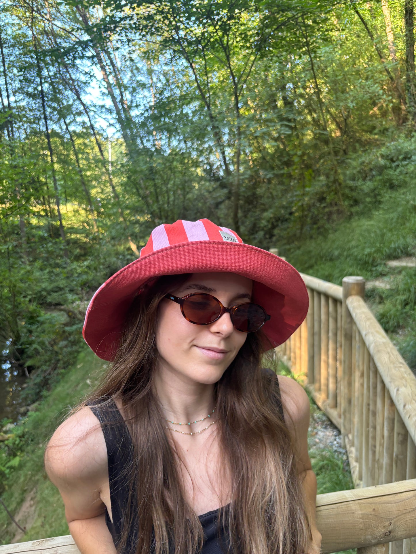 Bucket hat rayas rosa y rojo