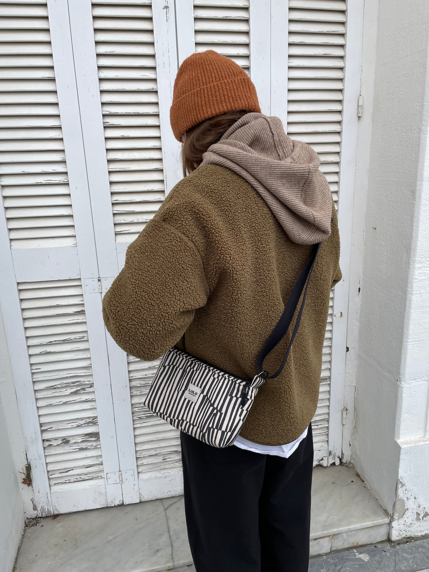 Bolso pocket líneas negro y beige impermeable