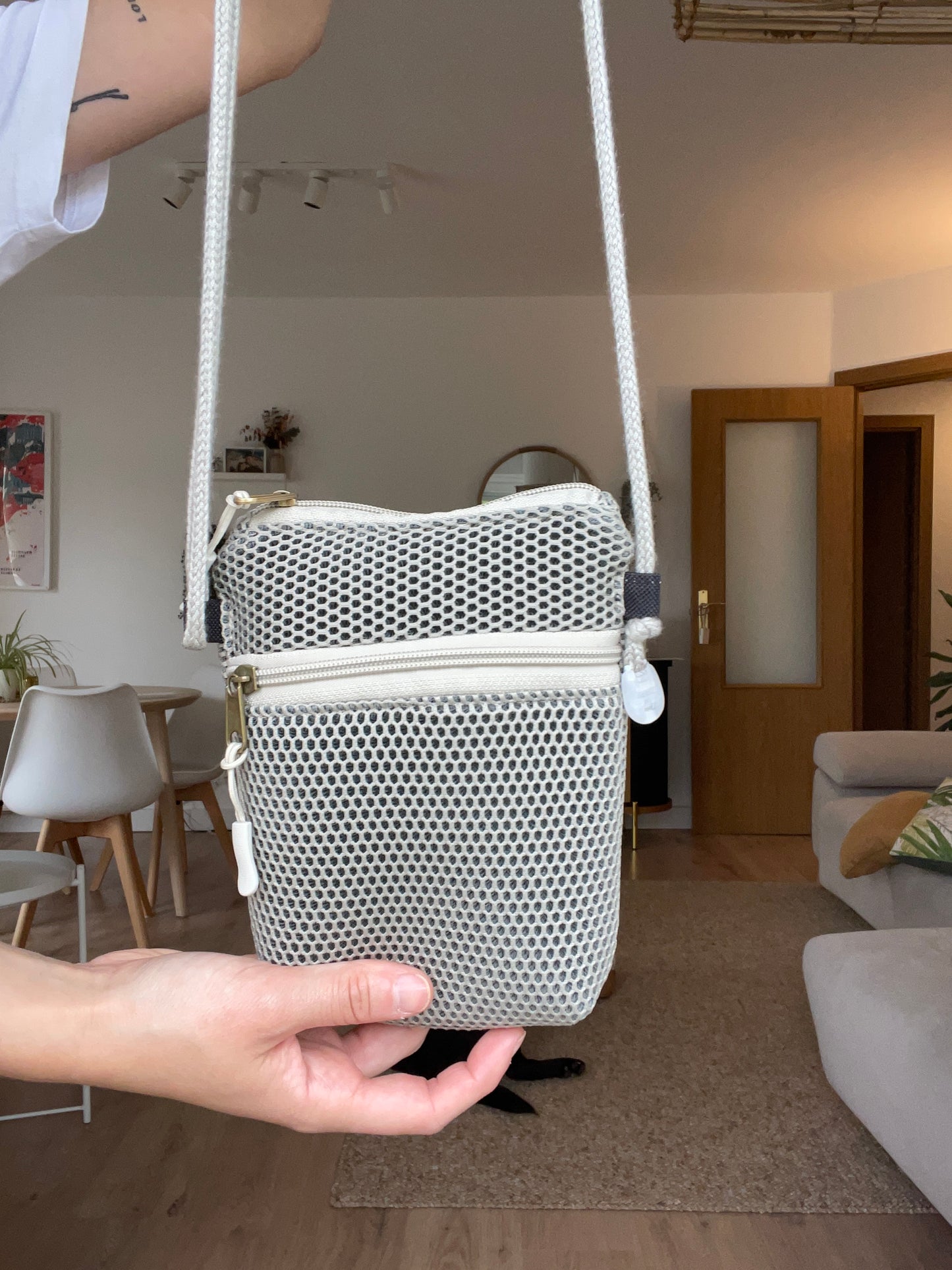 Bolso porta móvil malla 3D piedra