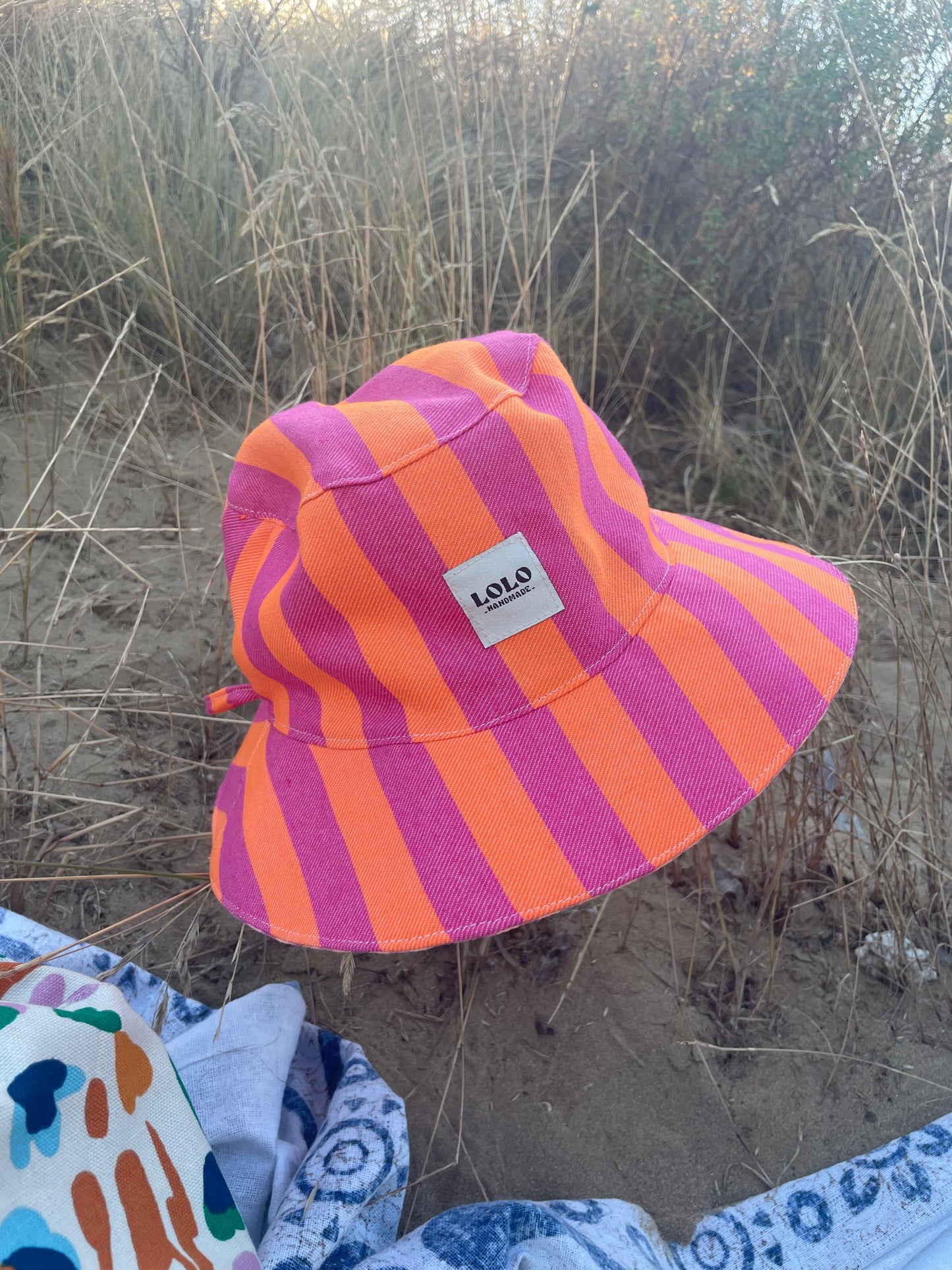 Bucket hat rayas rosa y naranja