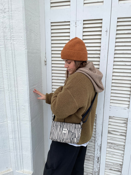 Bolso pocket líneas negro y beige impermeable