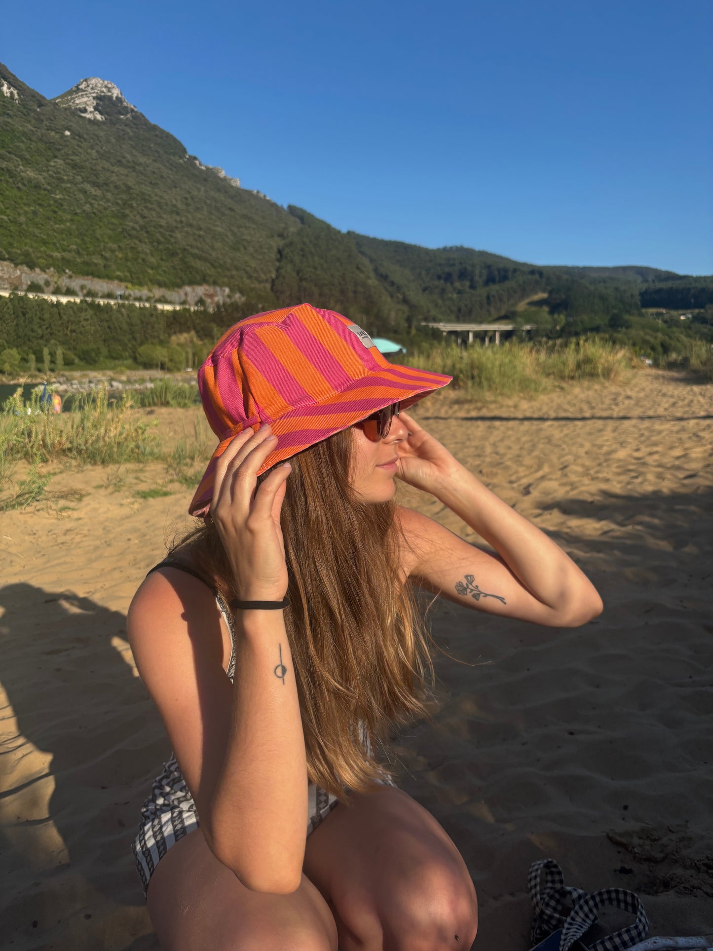 Bucket hat rayas rosa y naranja