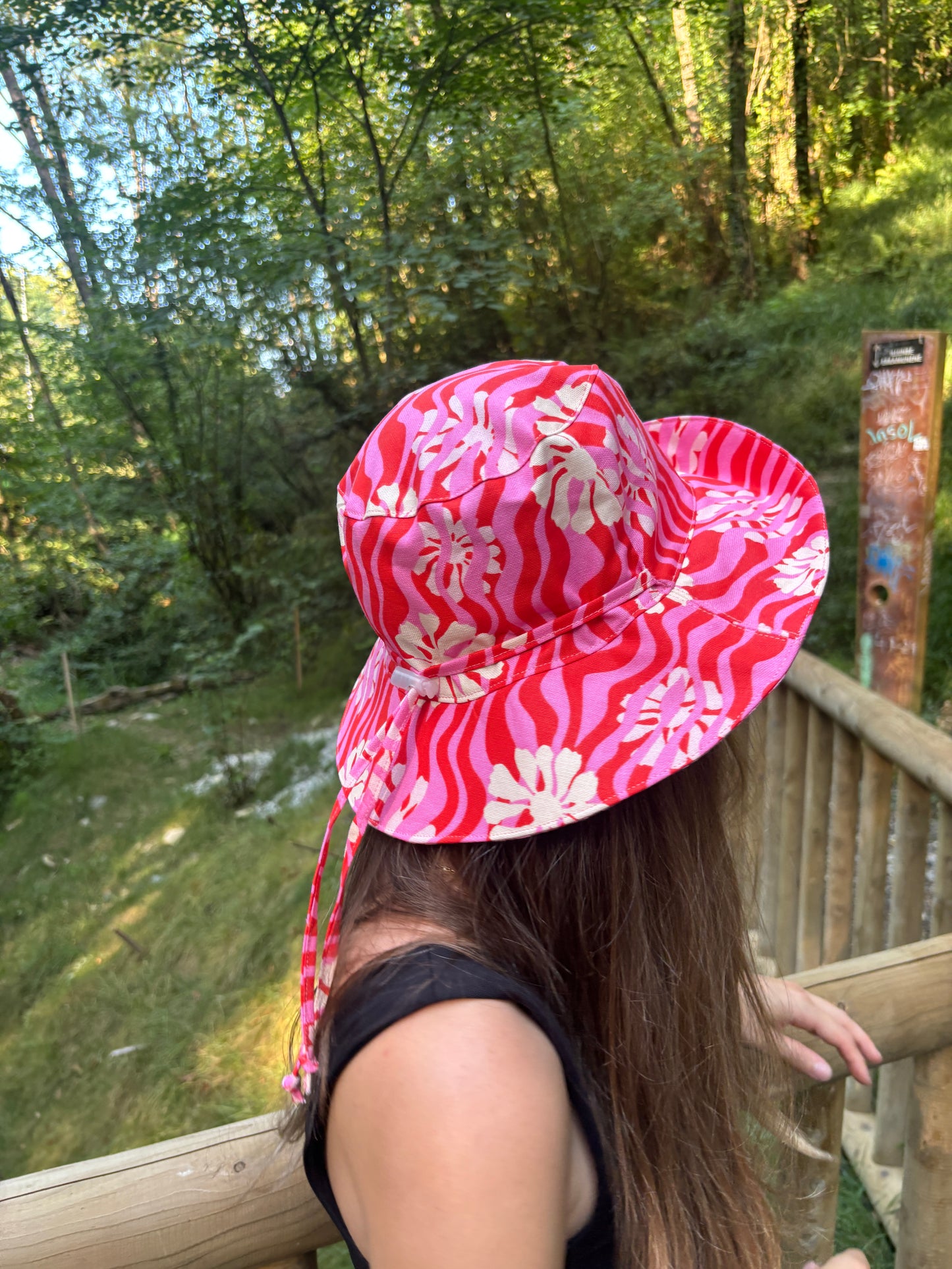 Bucket hat rayas rojo y rosa