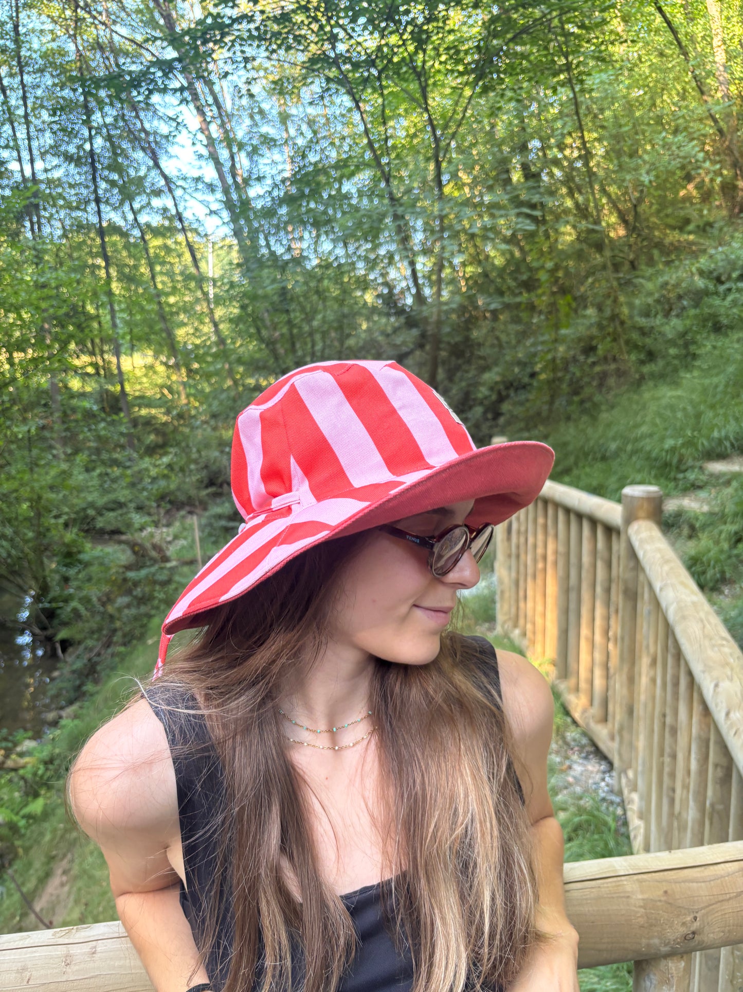 Bucket hat rayas rosa y rojo