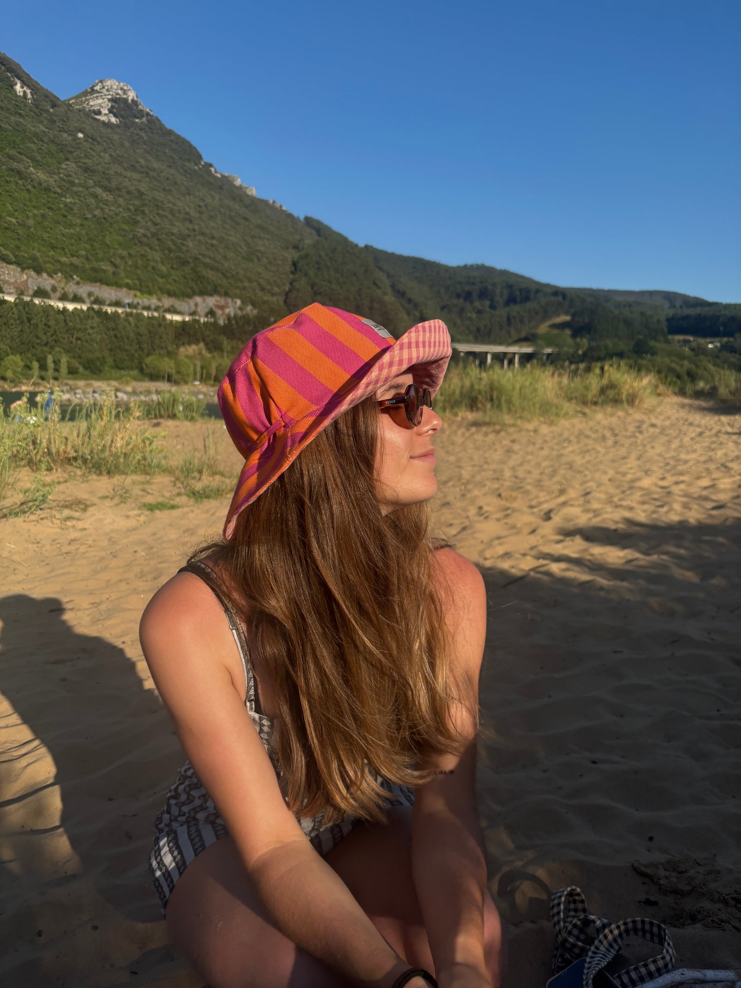 Bucket hat rayas rosa y naranja