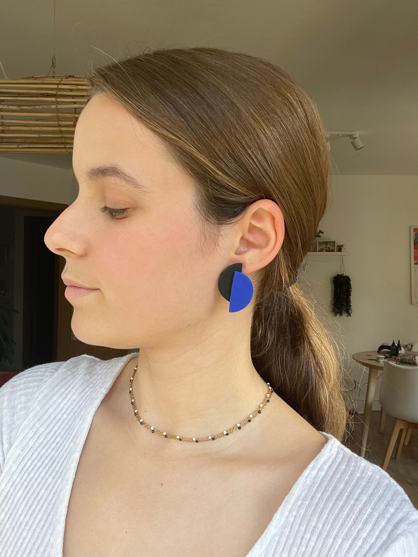 Luna azul eléctrico-negro