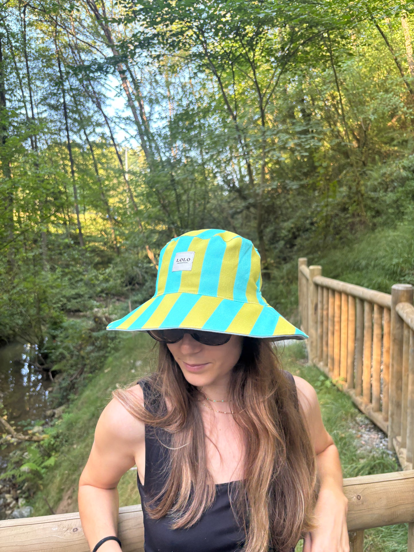 Bucket hat azul y pistacho