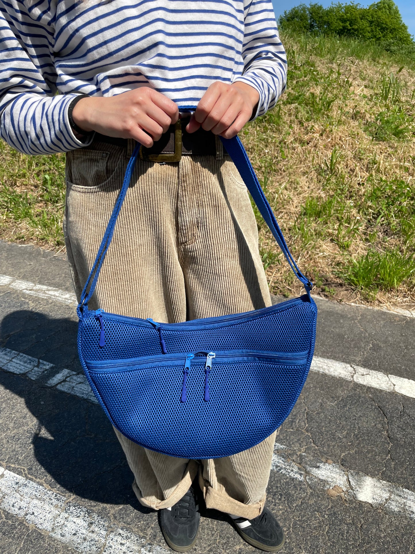 Bolso moon XL malla azul eléctrico