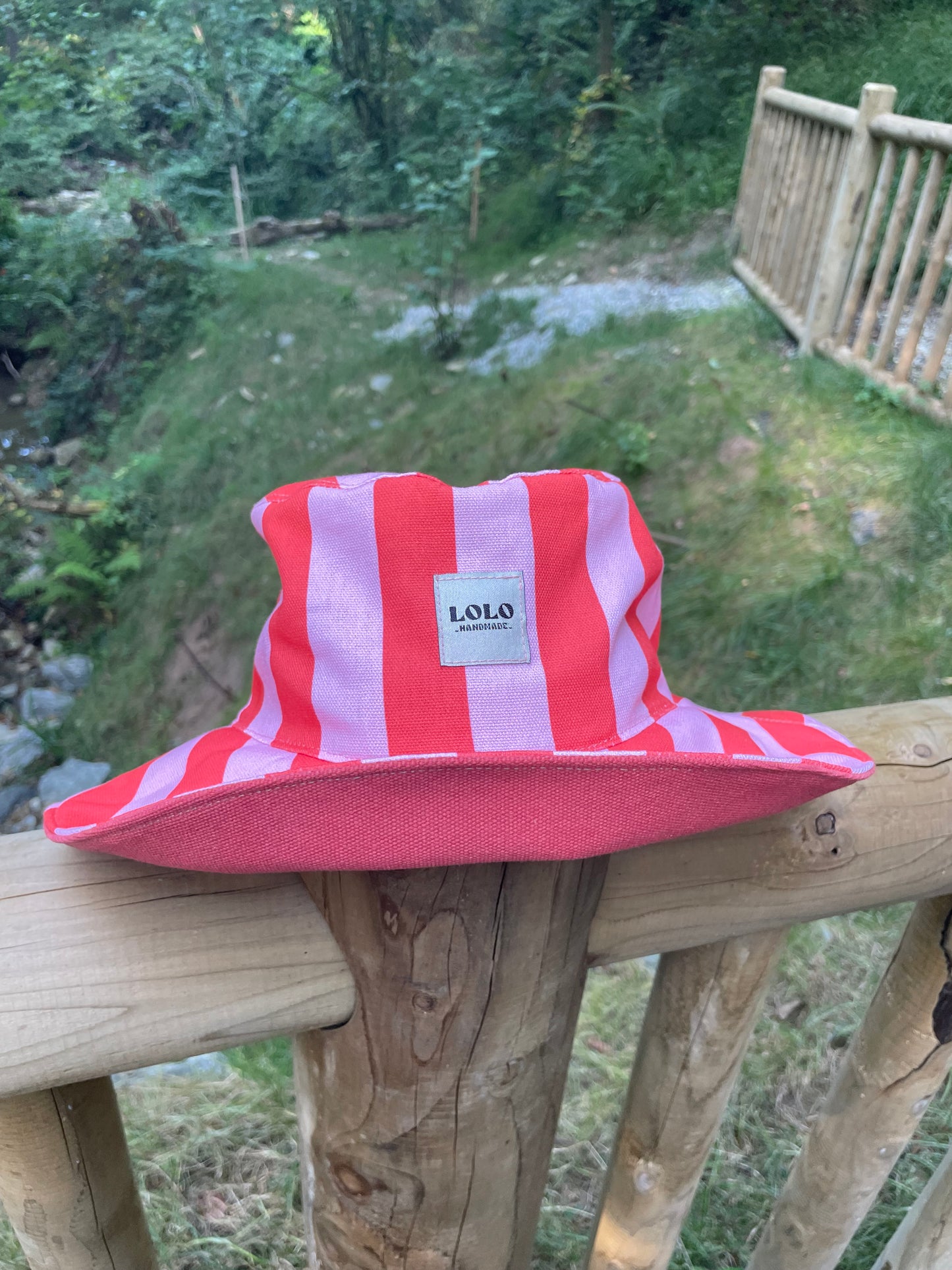 Bucket hat rayas rosa y rojo