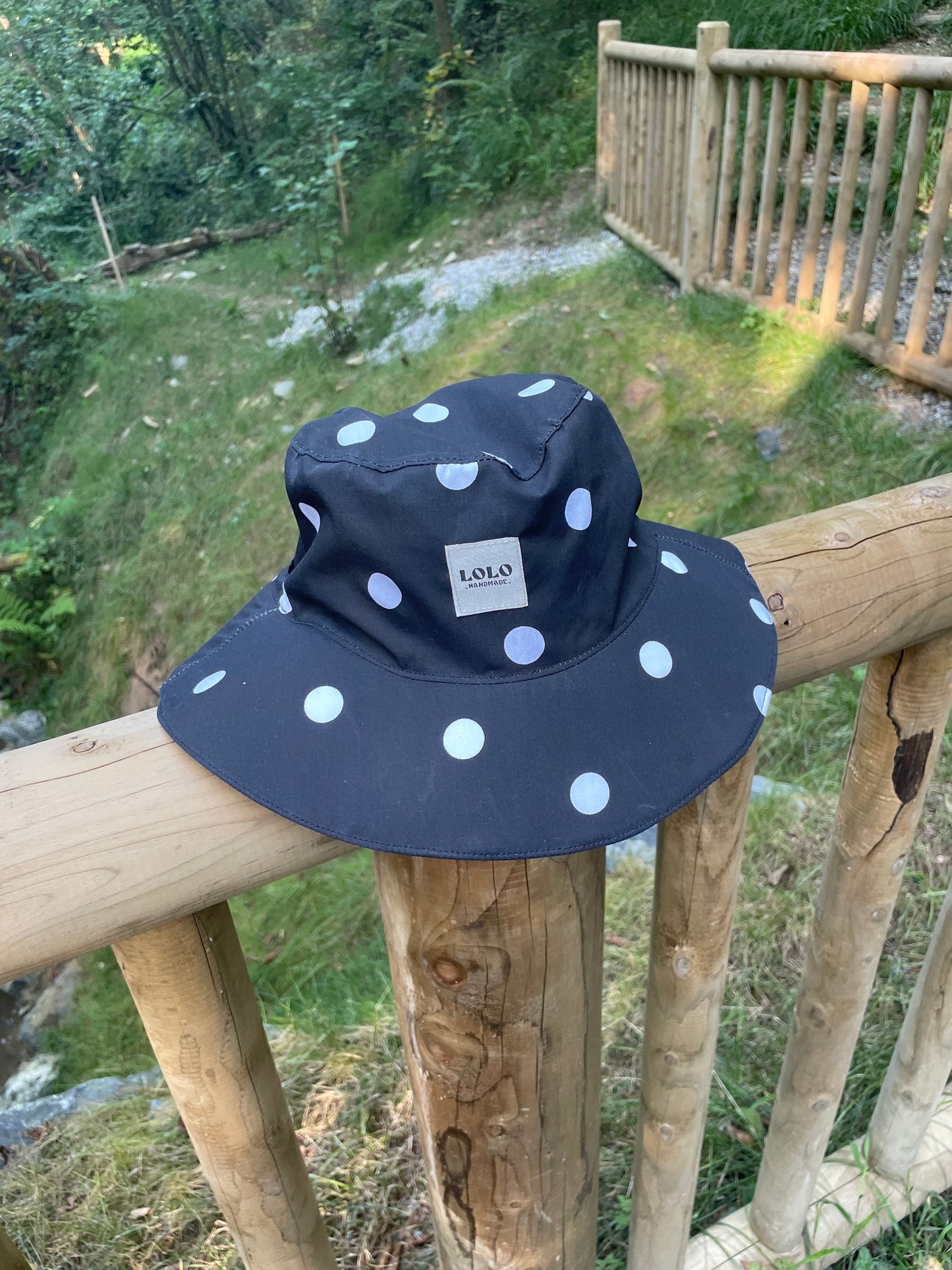 Bucket hat lunares