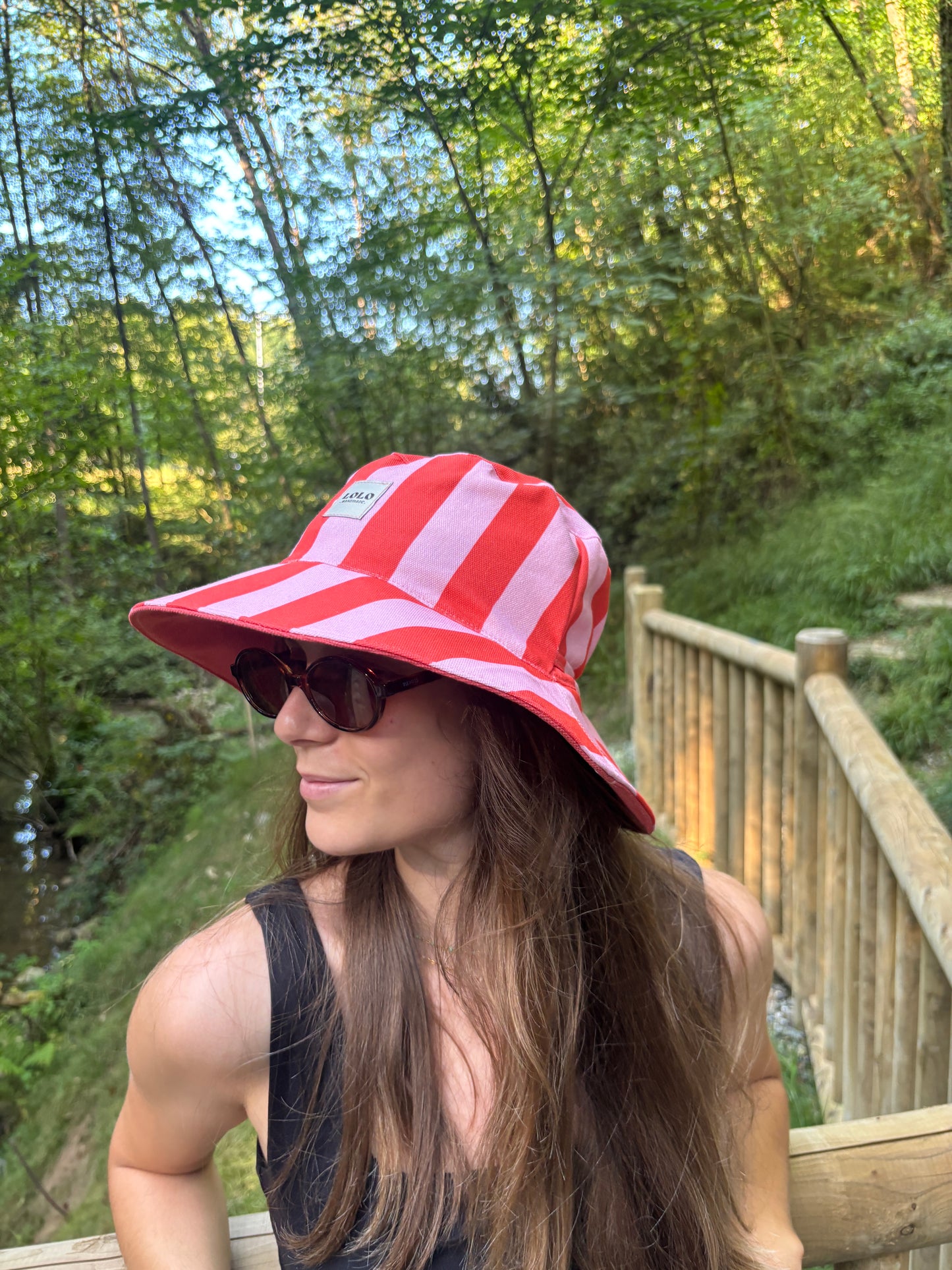 Bucket hat rayas rosa y rojo