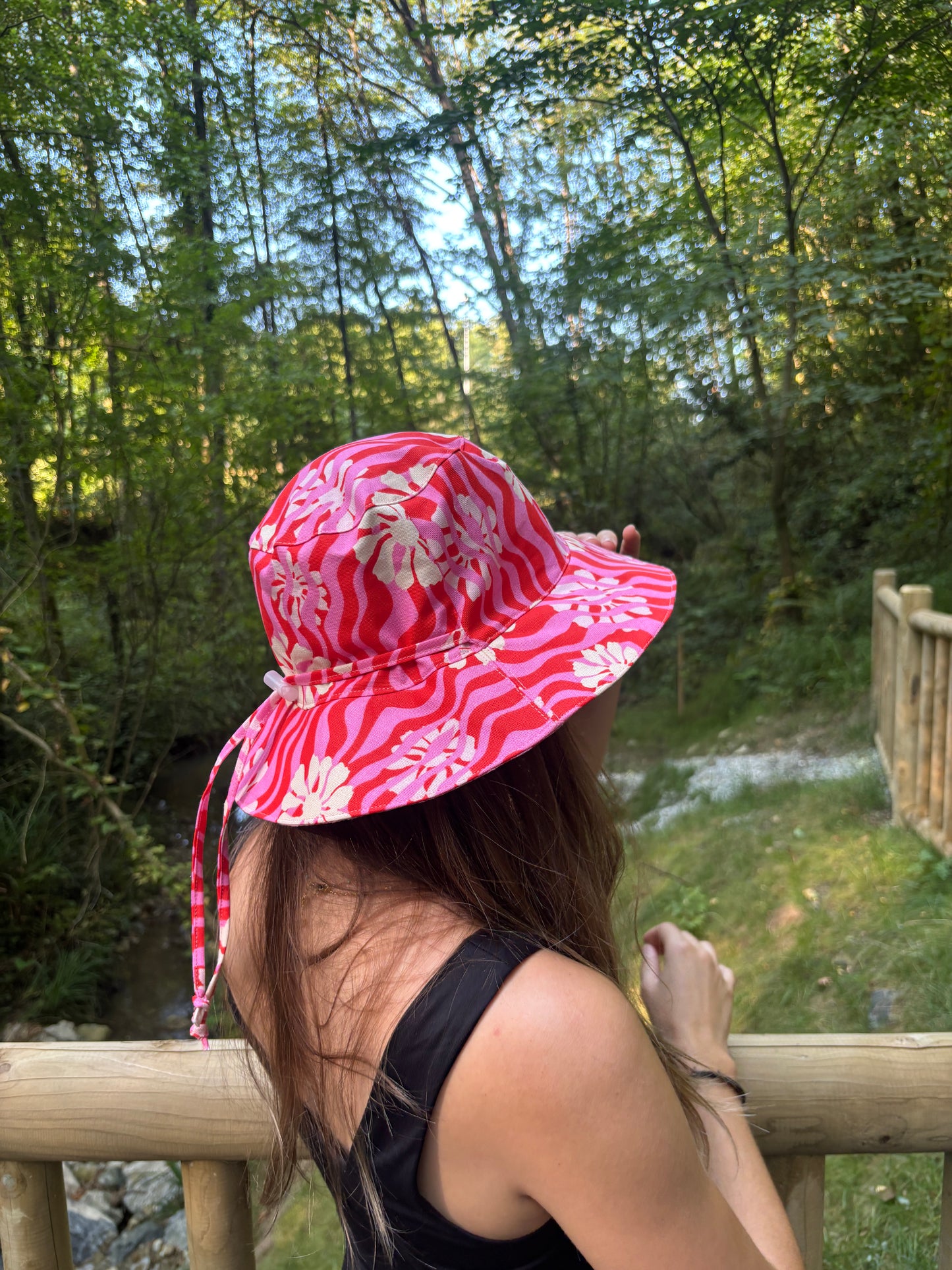 Bucket hat rayas rojo y rosa