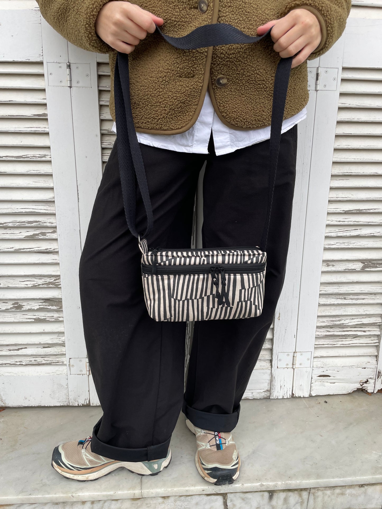 Bolso pocket líneas negro y beige impermeable