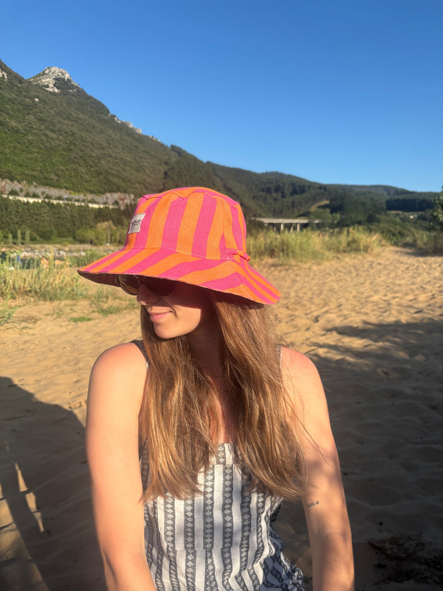 Bucket hat rayas rosa y naranja