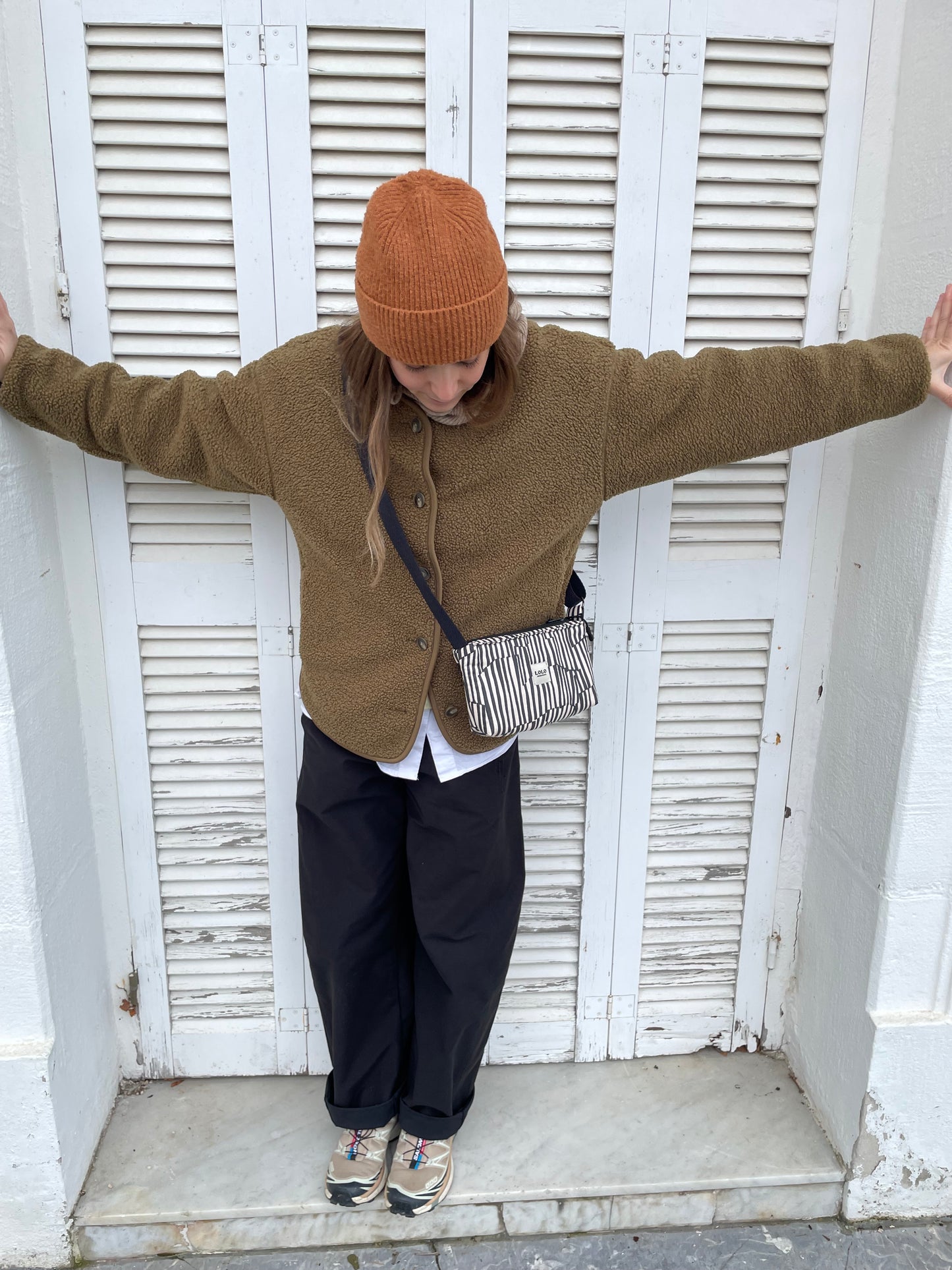 Bolso pocket líneas negro y beige impermeable