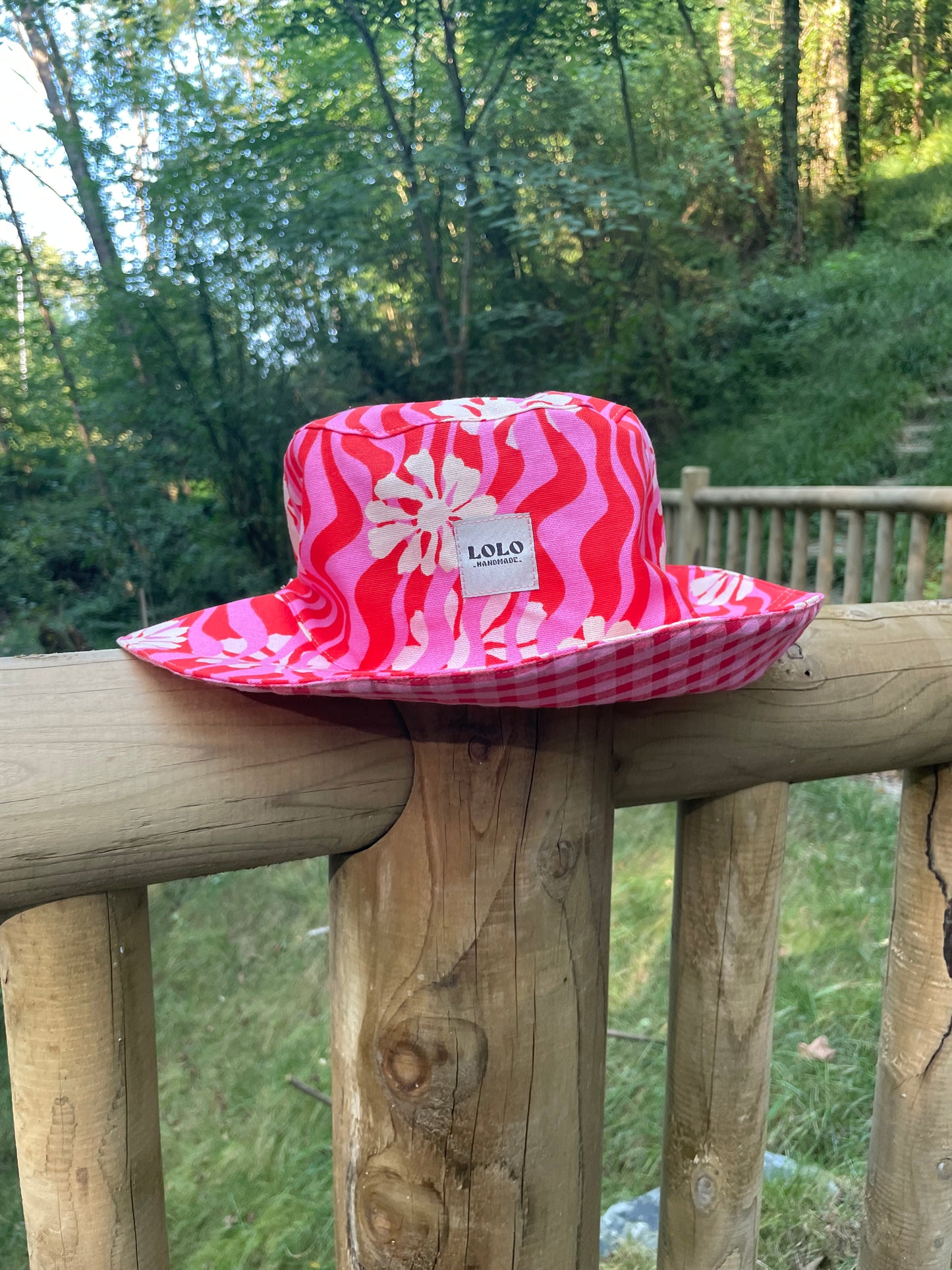 Bucket hat rayas rojo y rosa