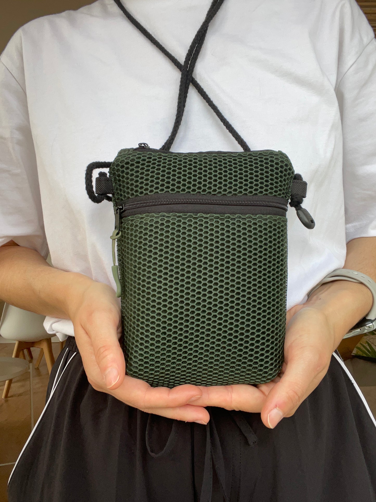 Bolso porta móvil malla 3D verde