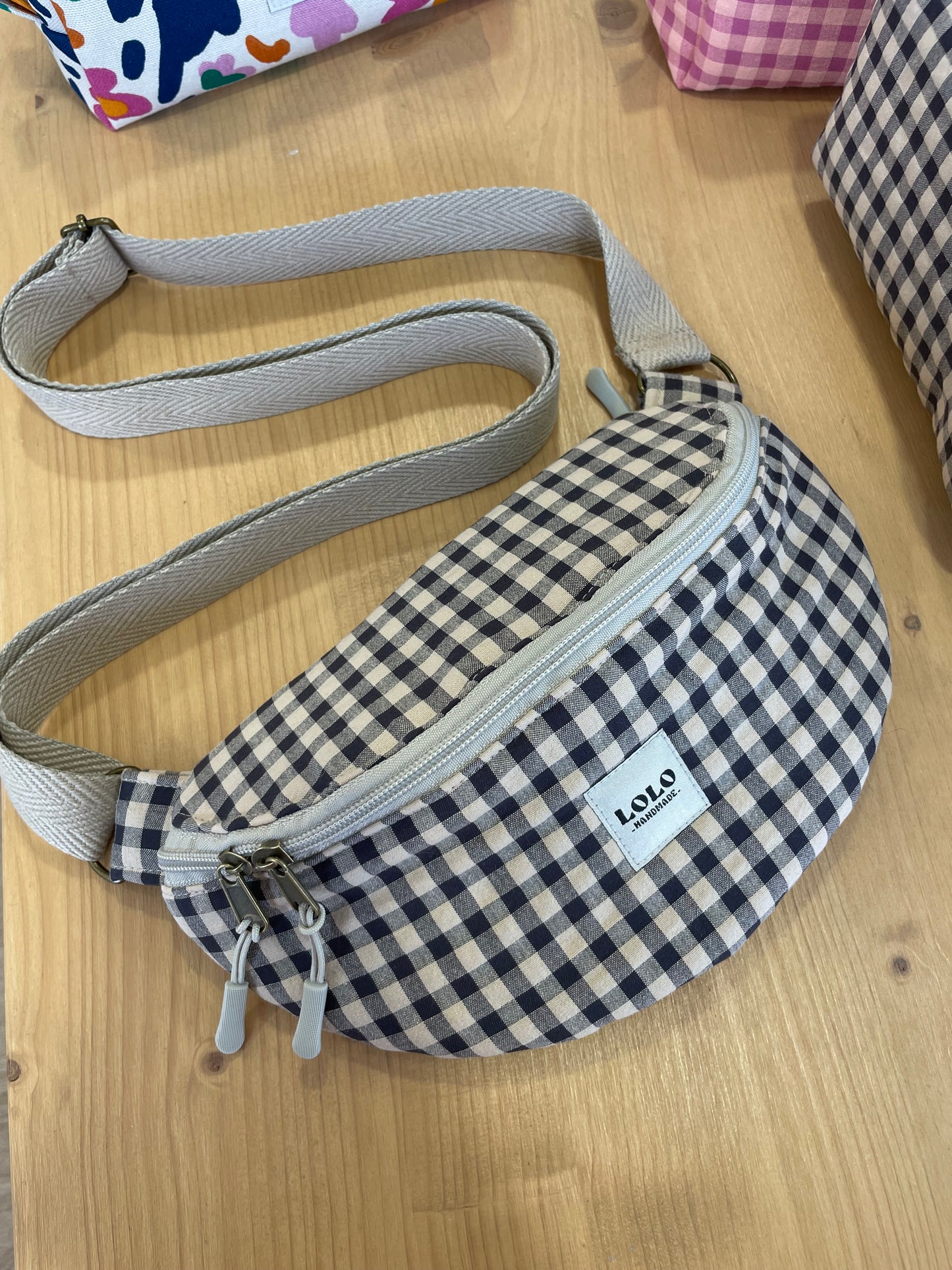 Riñonera vichy beige y negro
