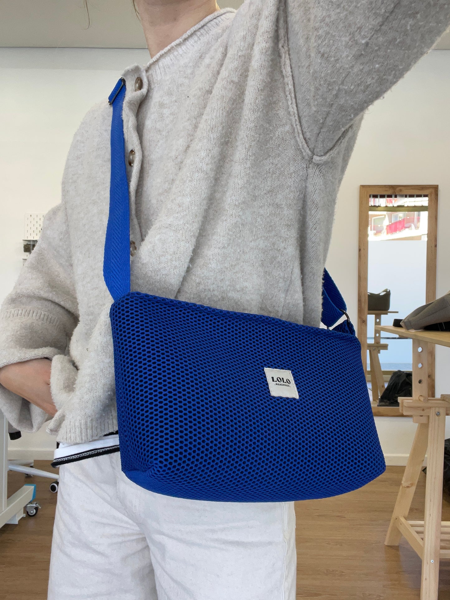 Bolso rectangular malla 3D total azul eléctrico