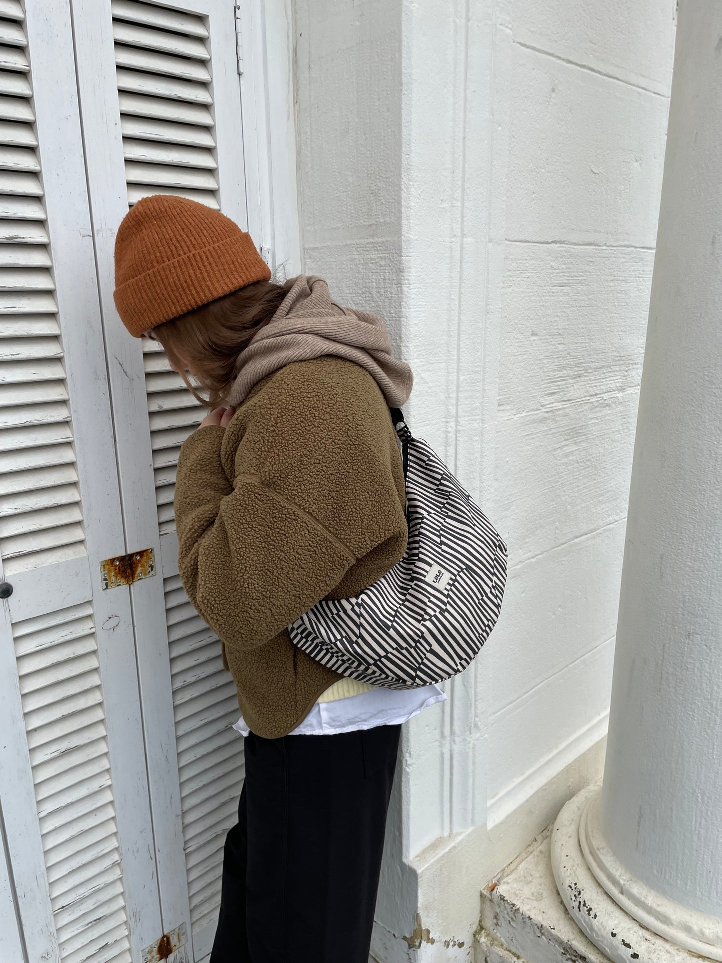 Bolso moon XL líneas negro y beige impermeable