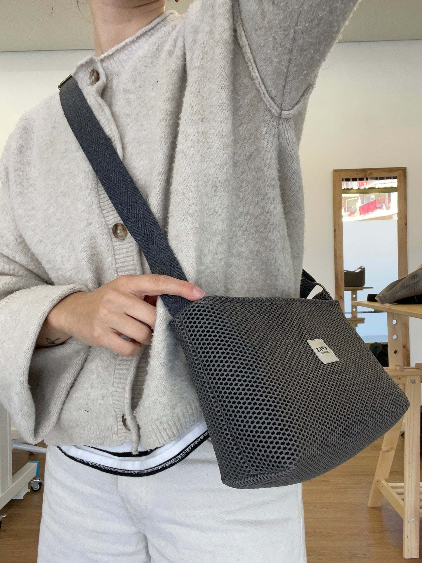 Bolso rectangular malla 3D total gris oscuro