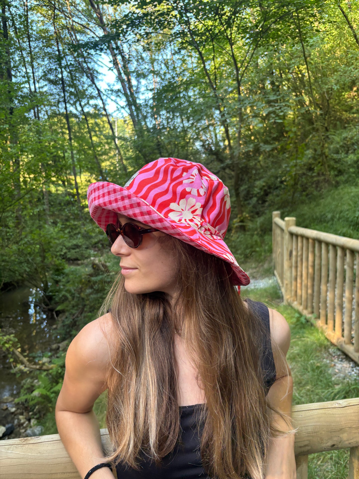 Bucket hat rayas rojo y rosa
