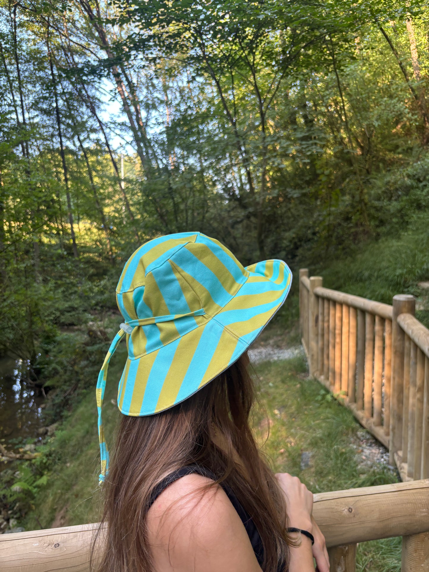 Bucket hat azul y pistacho