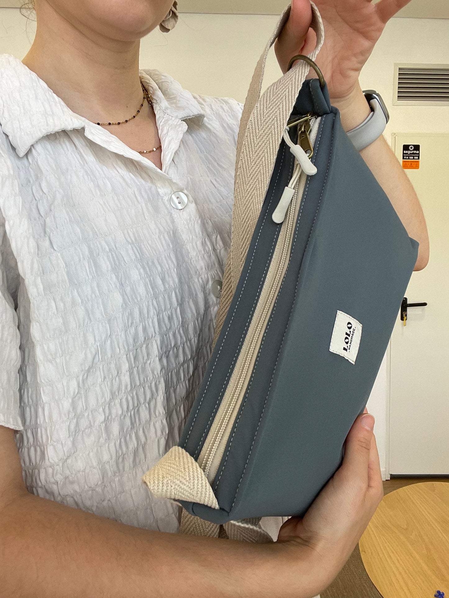 Bolso rectangular softshell azul grisaceo