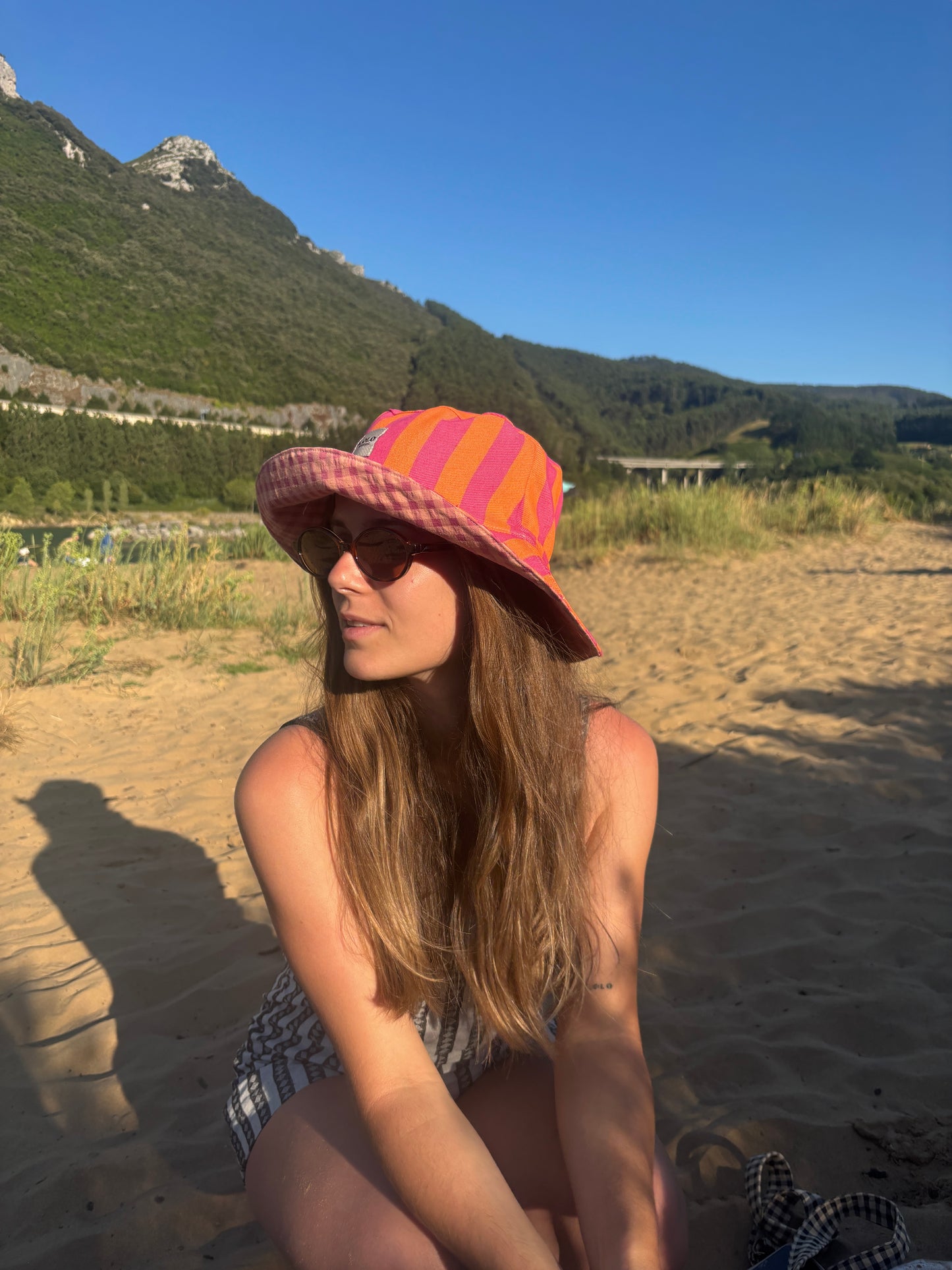 Bucket hat rayas rosa y naranja