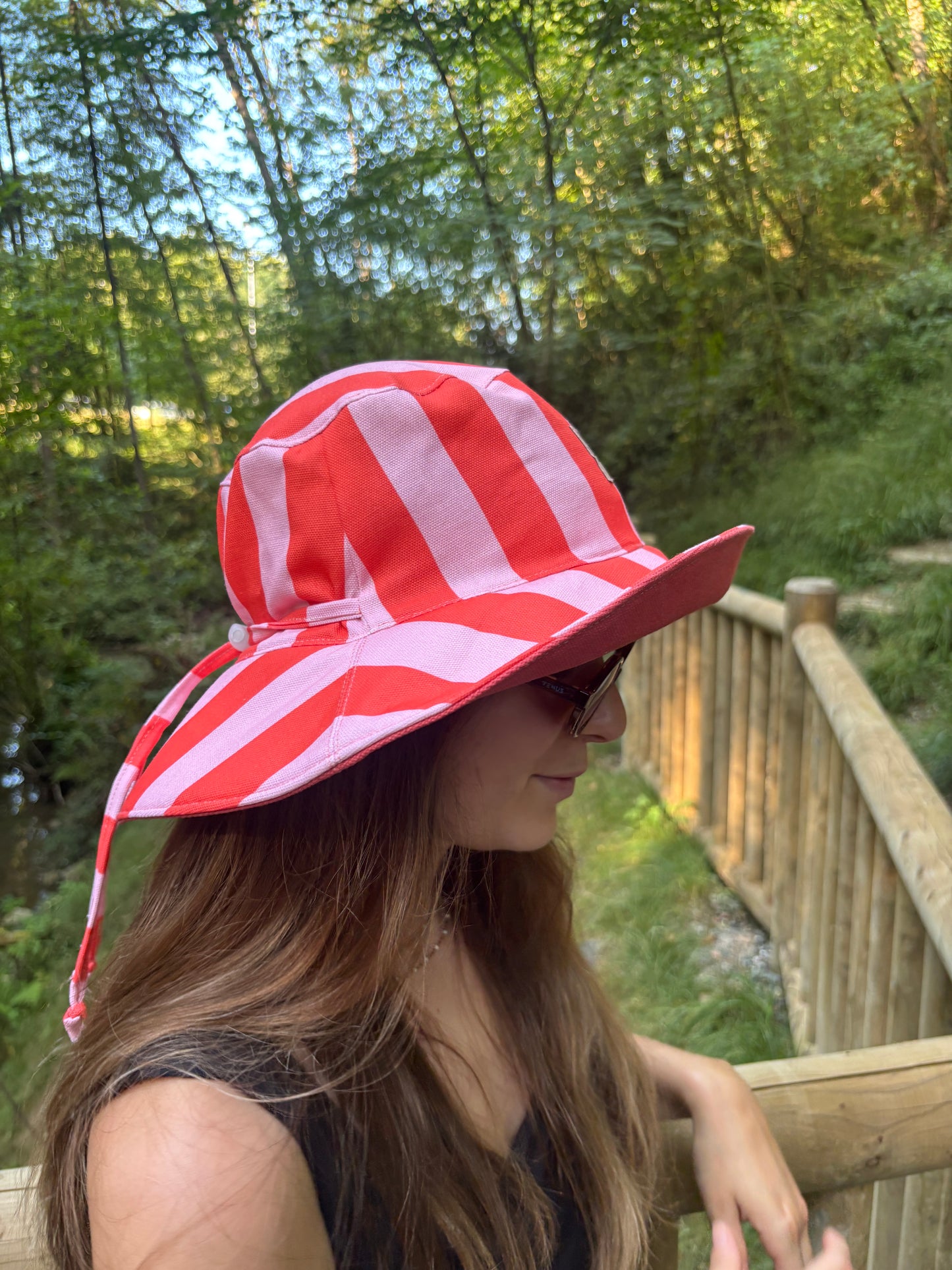 Bucket hat rayas rosa y rojo