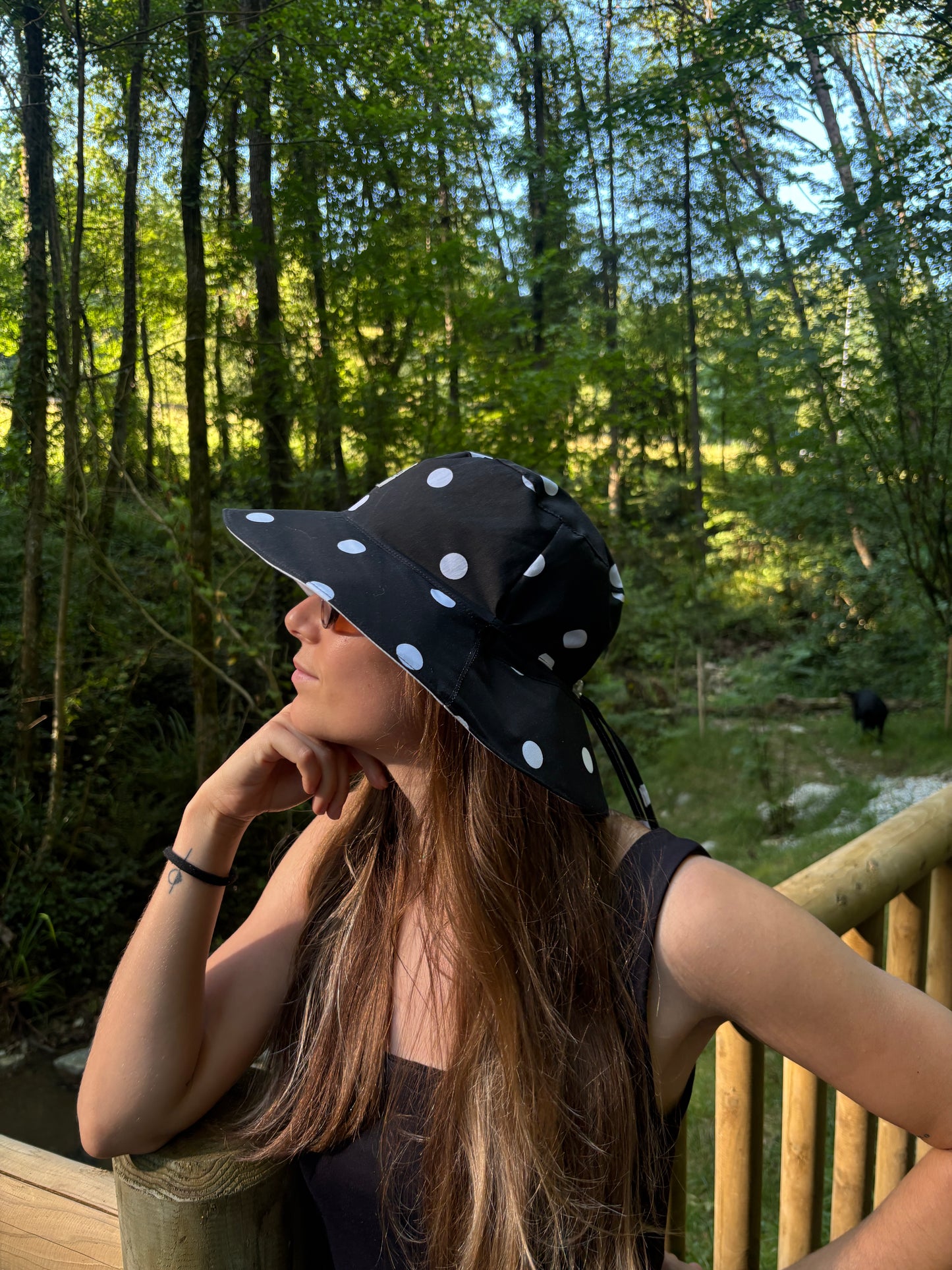 Bucket hat lunares