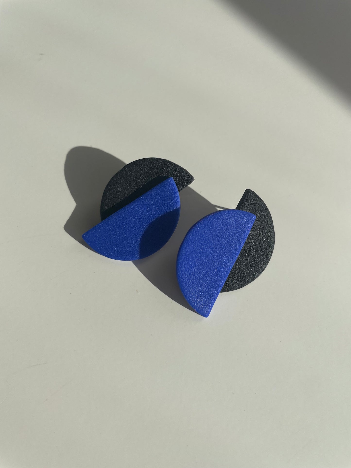 Luna azul eléctrico-negro