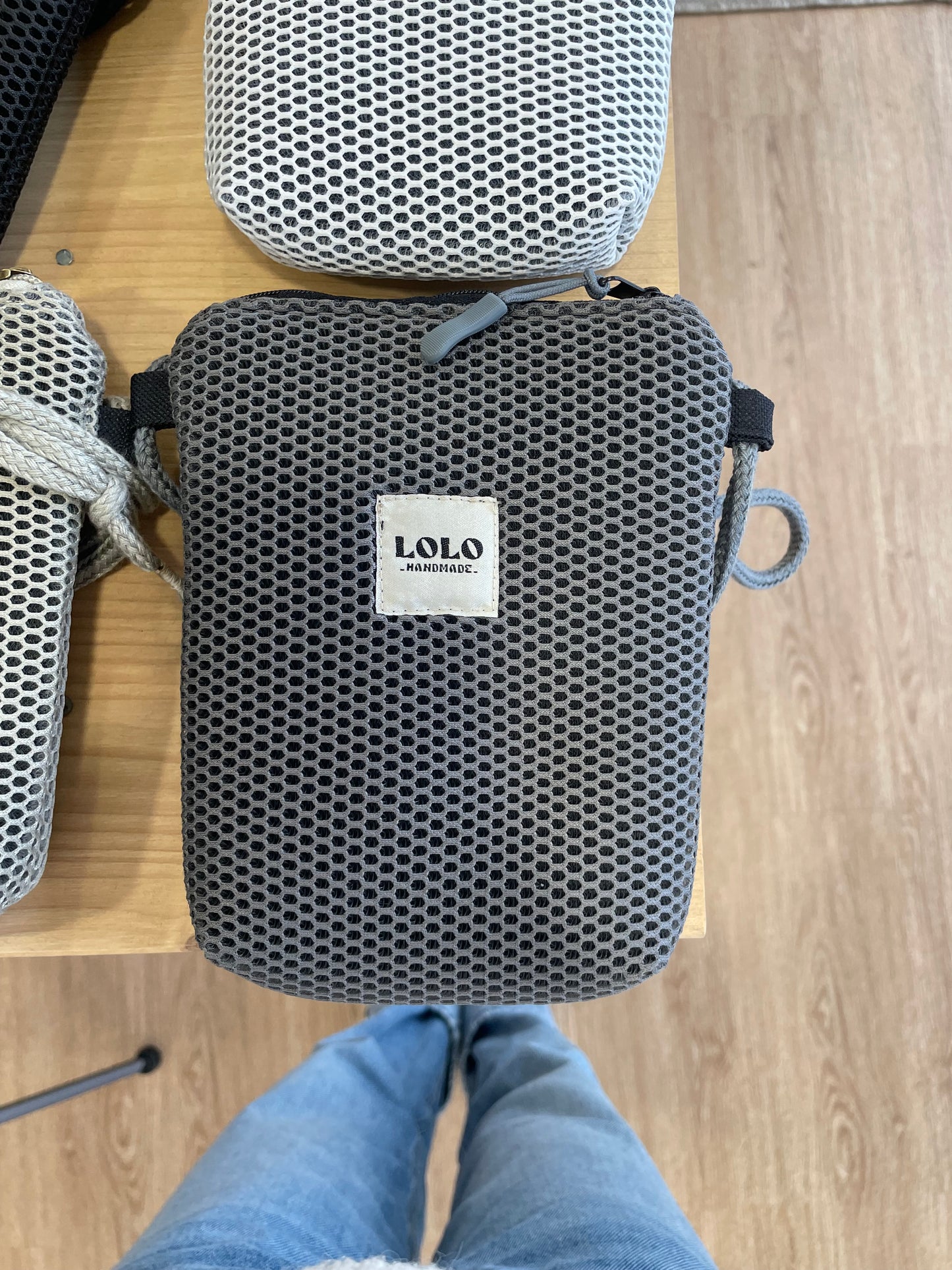 Bolso porta móvil malla 3D gris