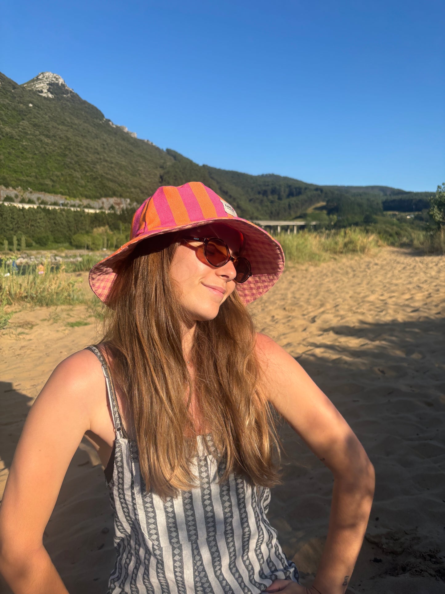 Bucket hat rayas rosa y naranja